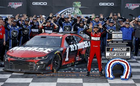 who won nascar cup race.